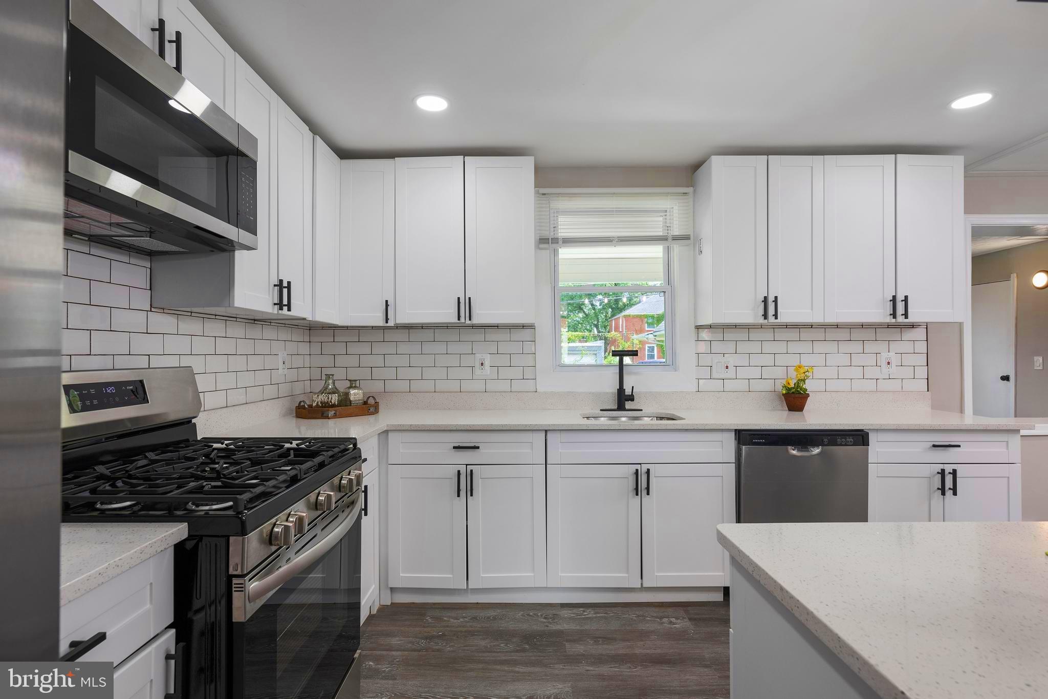 COLONIAL VILLAGE - Residential