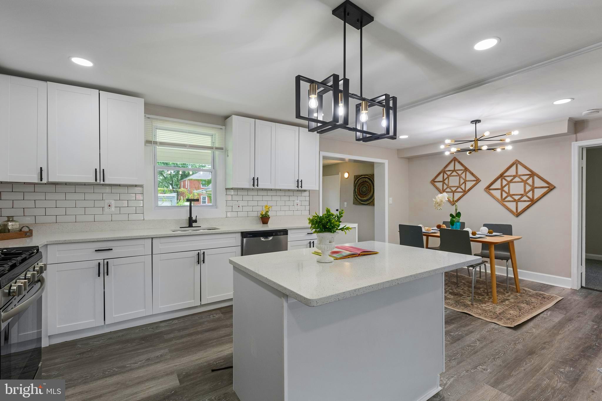 COLONIAL VILLAGE - Residential