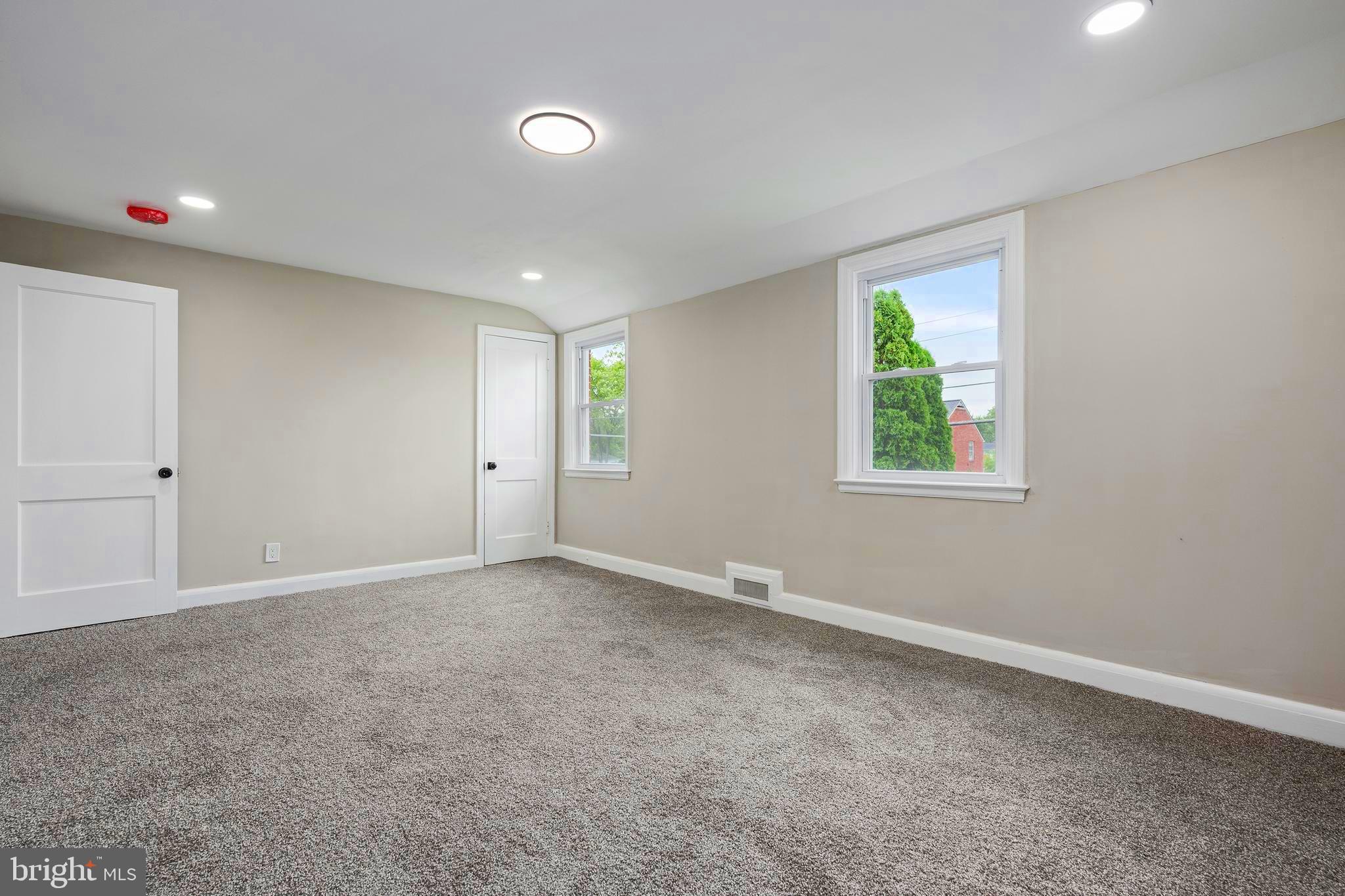 COLONIAL VILLAGE - Residential