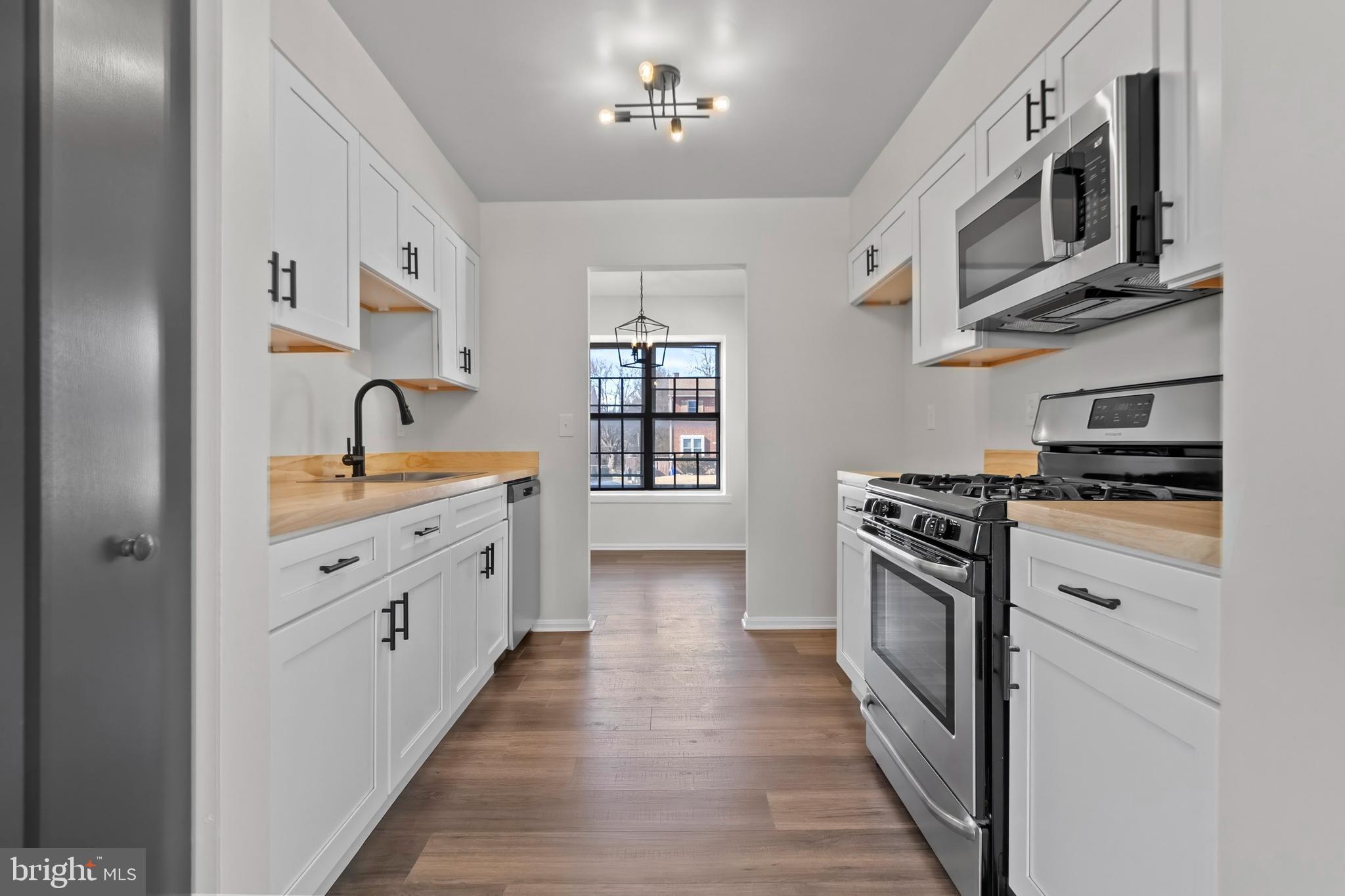 BRENTWOOD SQUARE - Residential