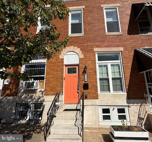 GREAT TH FULLY RENOVATED, 2BD, 2.5BA. Offers Open floor plan, Pristine Hardwood Floors, New HVAC, New Water Heater, New Windows, Master bedroom w/private bathroom, S/S Appliances , Washer & Dryer and Granite countertops. Great Backyard and plenty of storage space. Close to facilities and minutes from John Hopkins. Also, includes nearby restaurants and commuting. Call listing agent for more information.