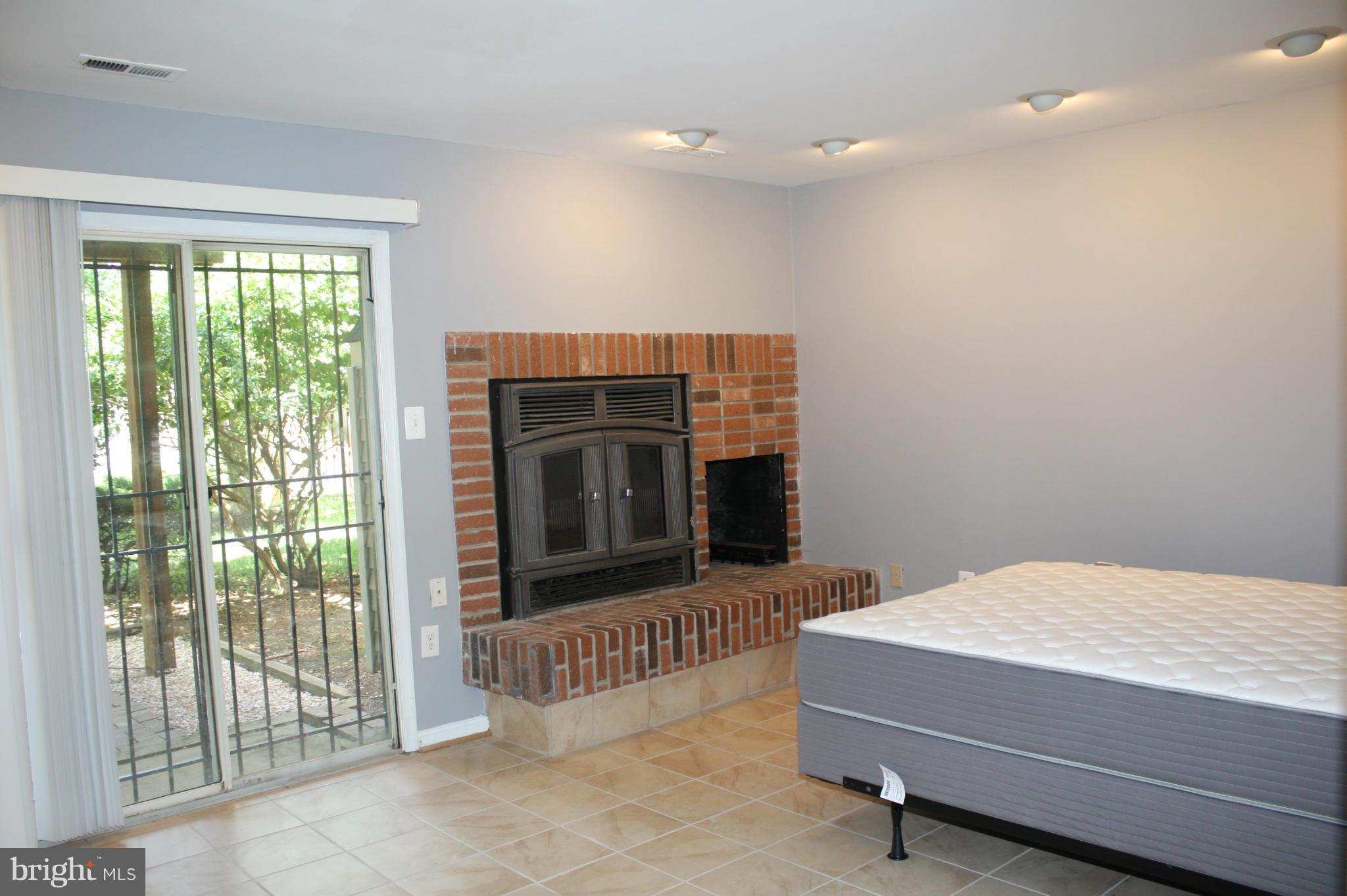 DUMONT OAKS - Residential Lease