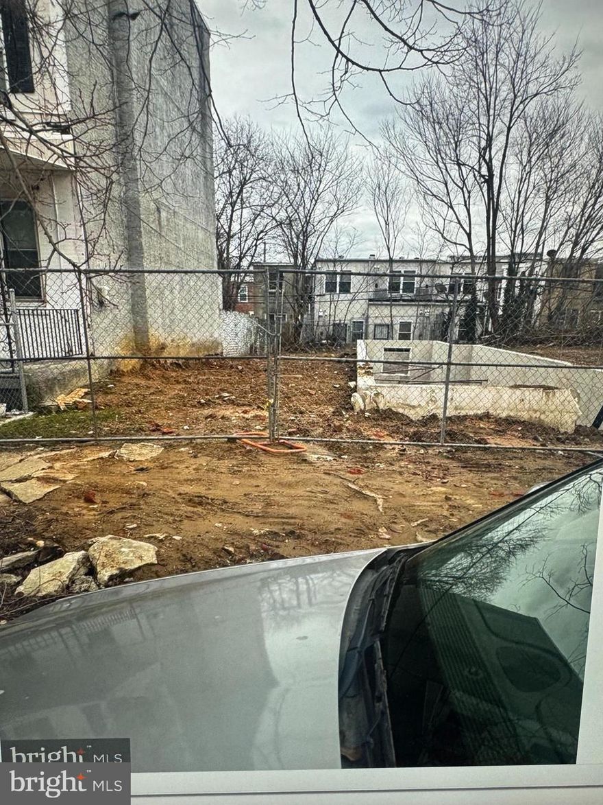 16 x 90 1395 Sq Ft lot . Pre approved for 4 units. Shovel Ready. Permits and plans.