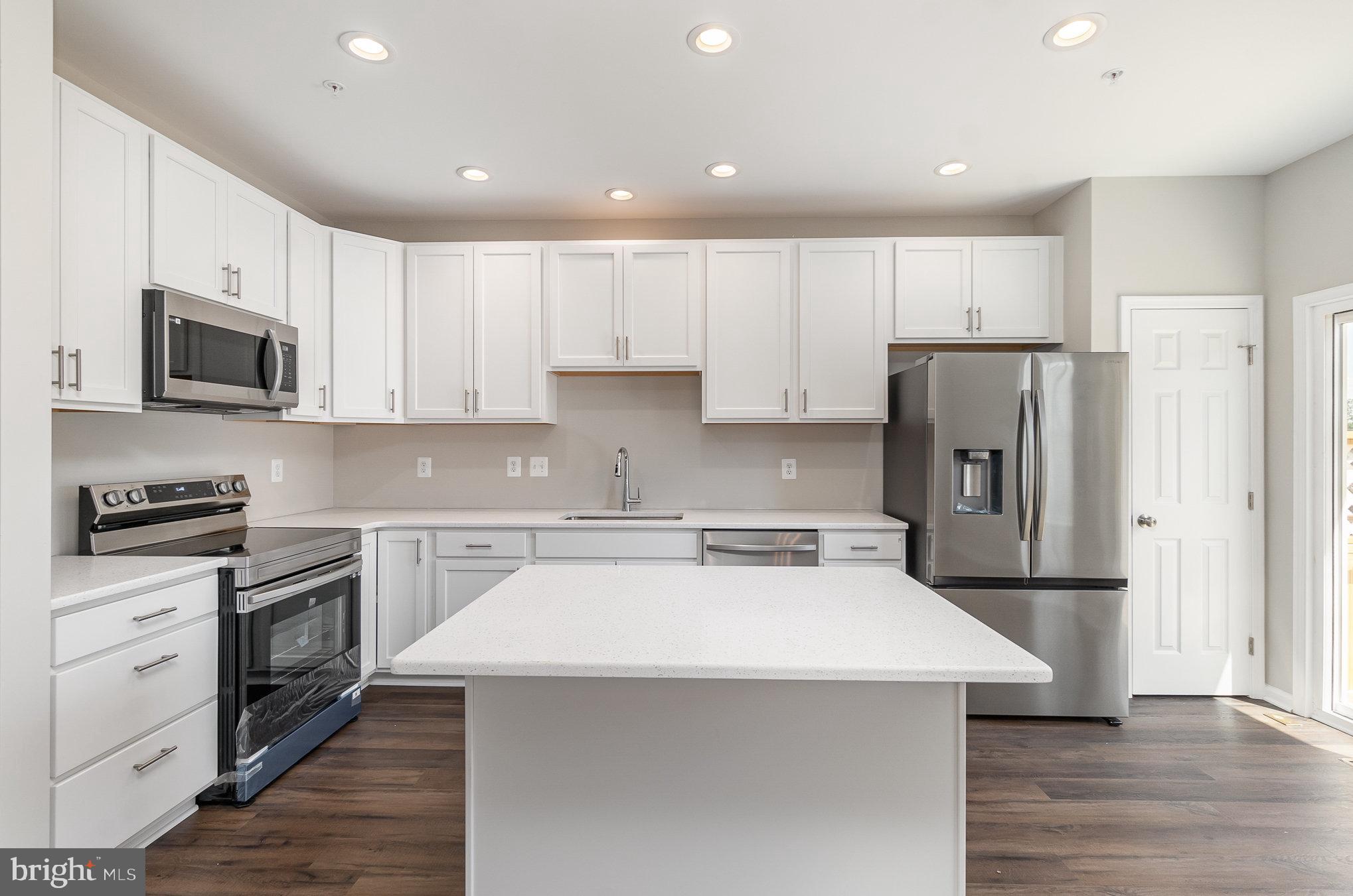 HOLLYWOODS POINT - Residential