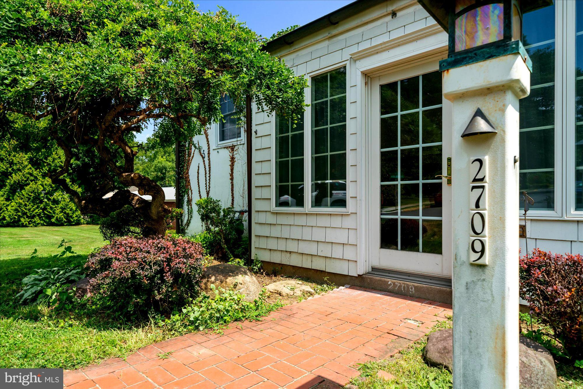 2709 HOLLYWOOD COURT