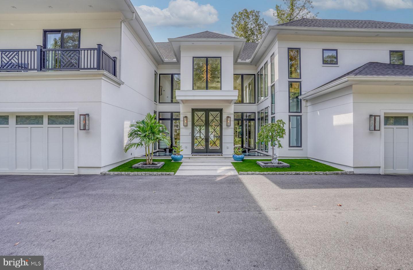 104 W BUCKINGHAM DRIVE