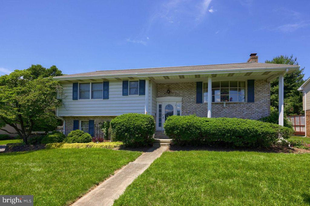 Photo of 906 Sandalwood Path, Lancaster, PA 17601 (MLS # PALA2047372)