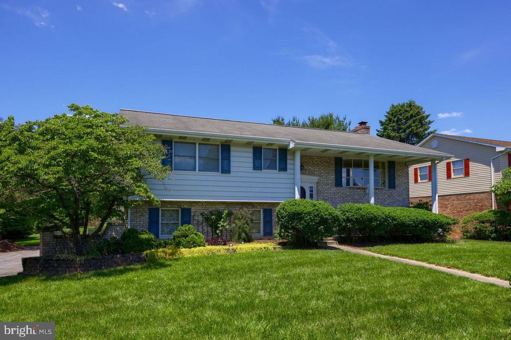 Photo of 906 Sandalwood Path, Lancaster, PA 17601 (MLS # PALA2047372)