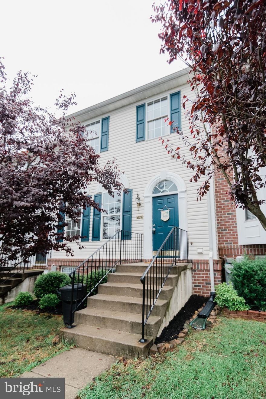 Bright & Airy!  This 3 bedroom, 2.5 bath home is filled with sunlight!  Walk-in to a lovely foyer with columns and 9 ft celings.  You'll find new neutral carpet and paint throughout ready for your decorating touches.  Eat-in kitchen with sliders walks out to deck. Master bedroom with vaulted ceilings and full bath is sure to please.  It's ready to make your new home!