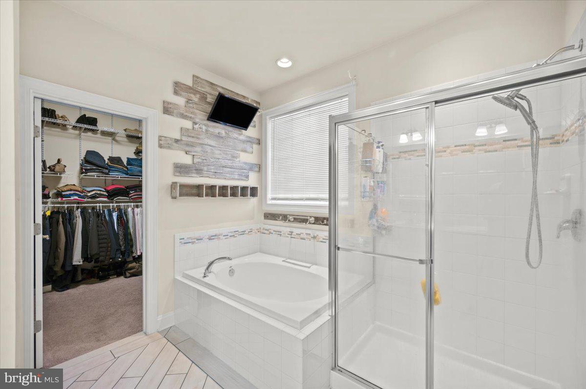 LAKELAND PLACE - Residential