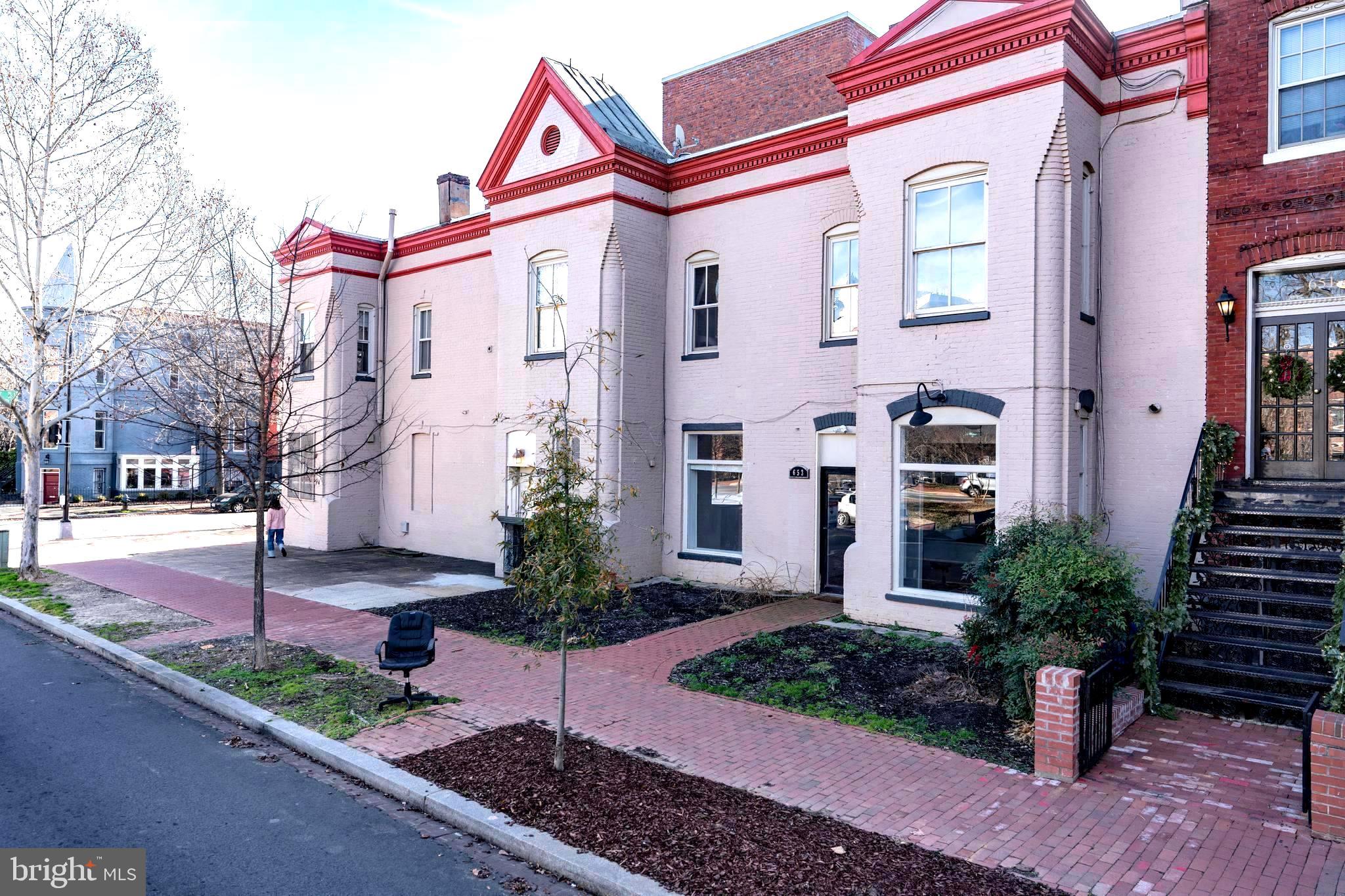 653-655 CONSTITUTION AVENUE NE