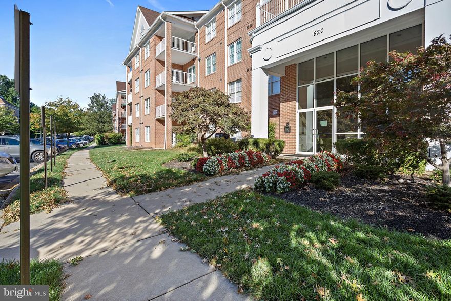 Rare Opportunity to own this bright and cheerful front to rear condo in the Straffan Condominium Community. Boosting over 1800 Sq. Ft. this 2 bedroom, 2 bath & den unit has an open floor plan. From the moment you enter the front door the gleaming hardwoods and gas fireplace will make you say this is the one. This condo is a short walk to Graul's Market, Pharmacy, Bank, Dry Cleaners  and more. ..