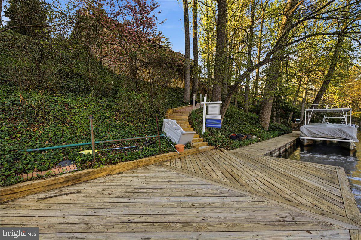 LAKE BARCROFT - Residential