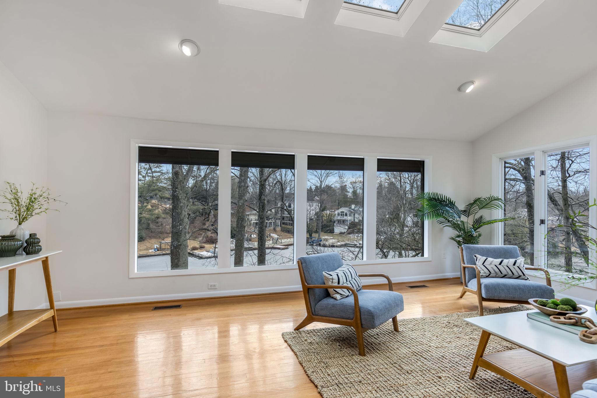 LAKE BARCROFT - Residential