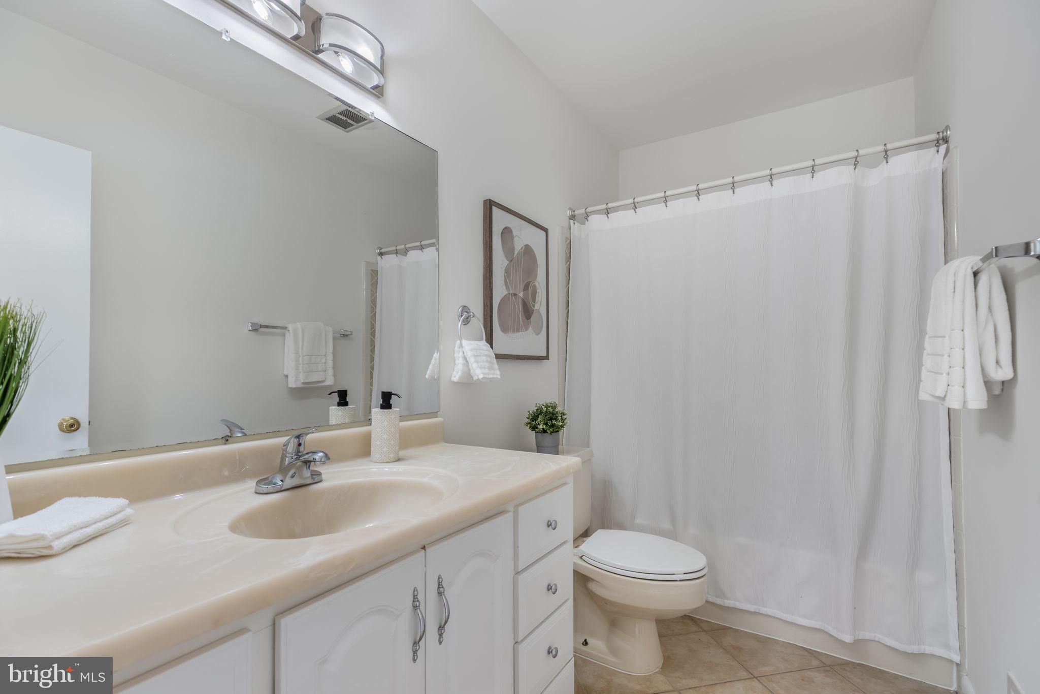 LAKE BARCROFT - Residential