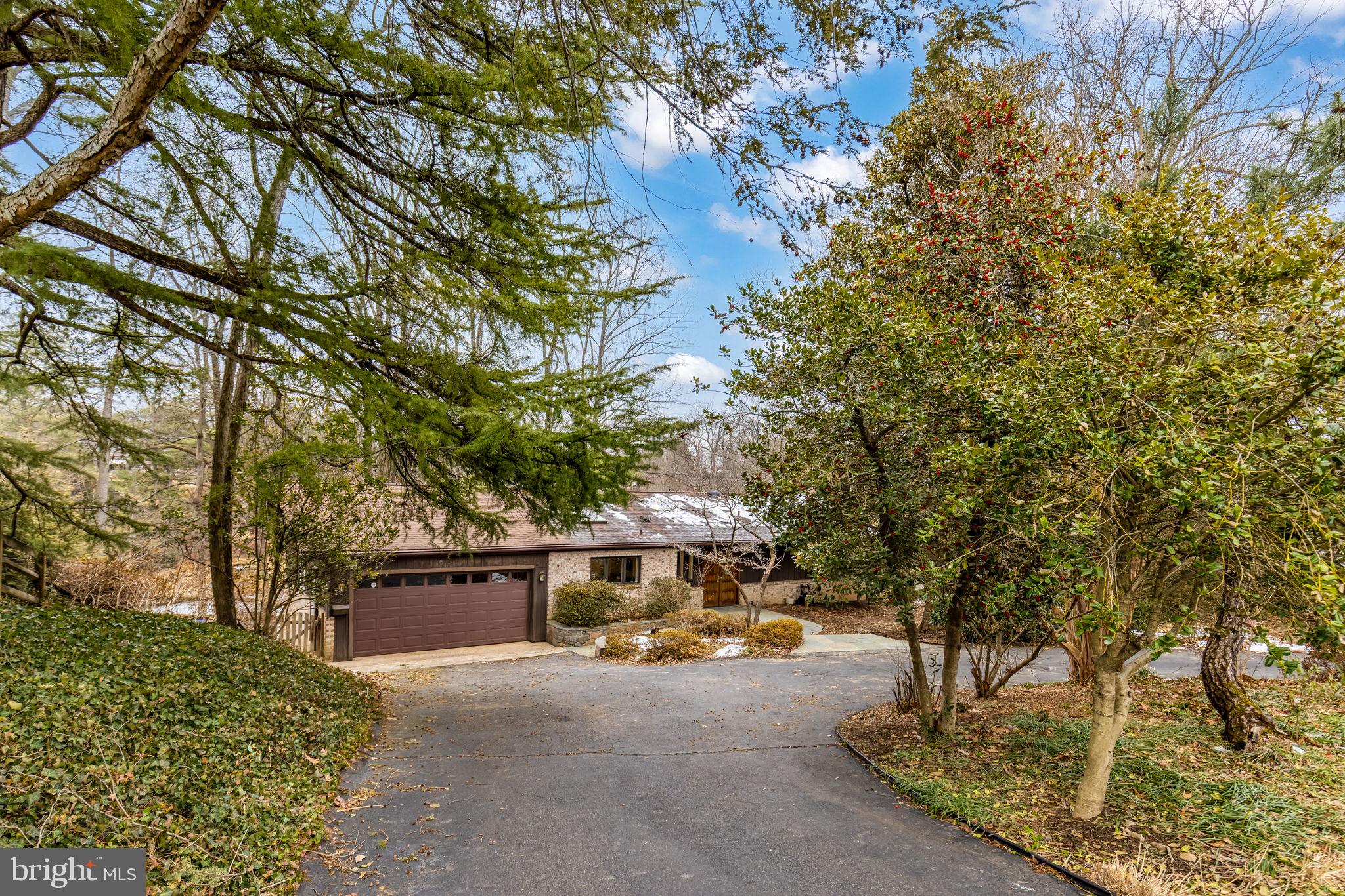 LAKE BARCROFT - Residential