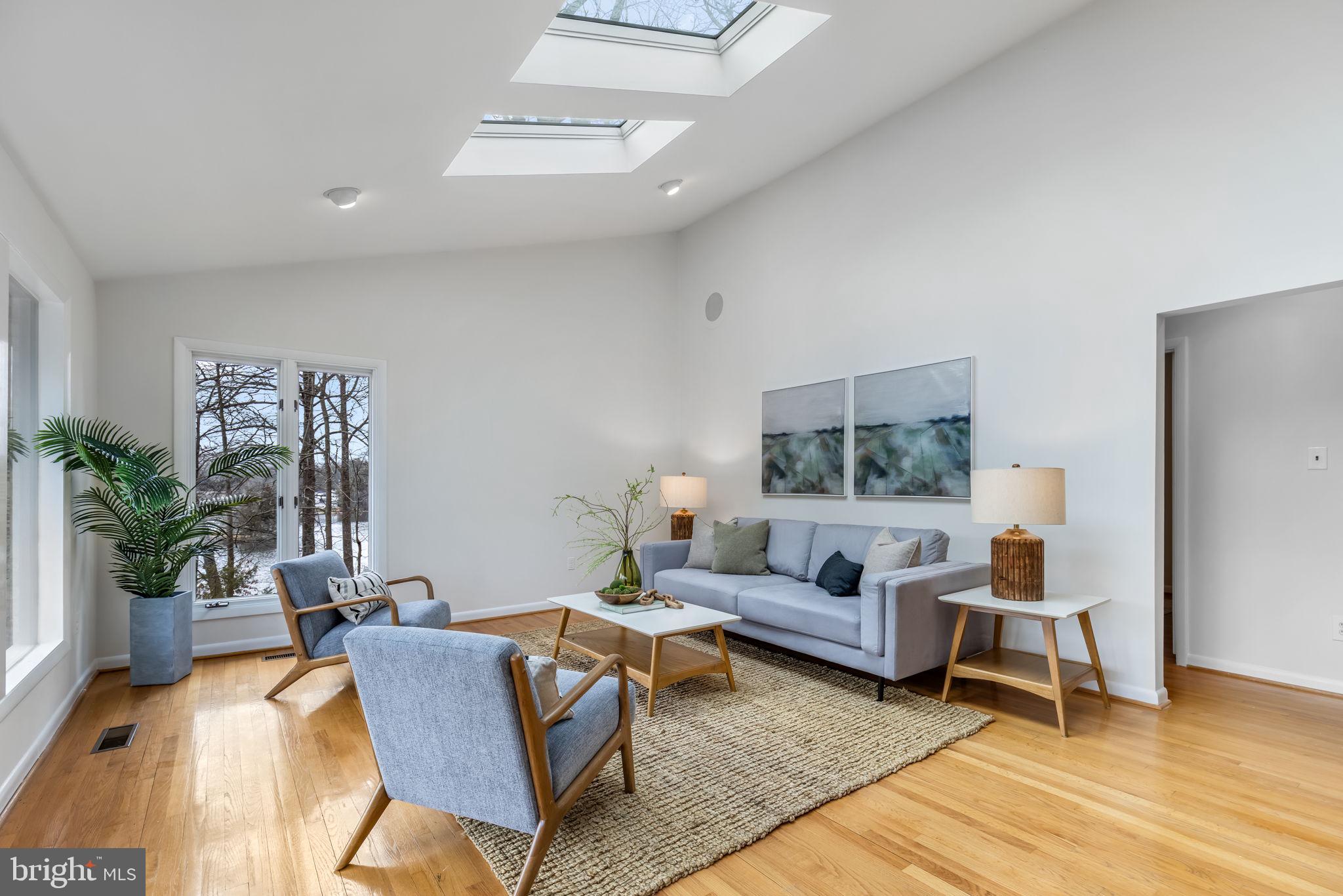 LAKE BARCROFT - Residential