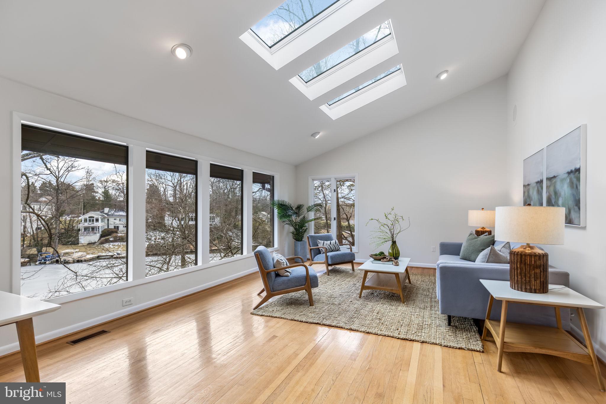 LAKE BARCROFT - Residential