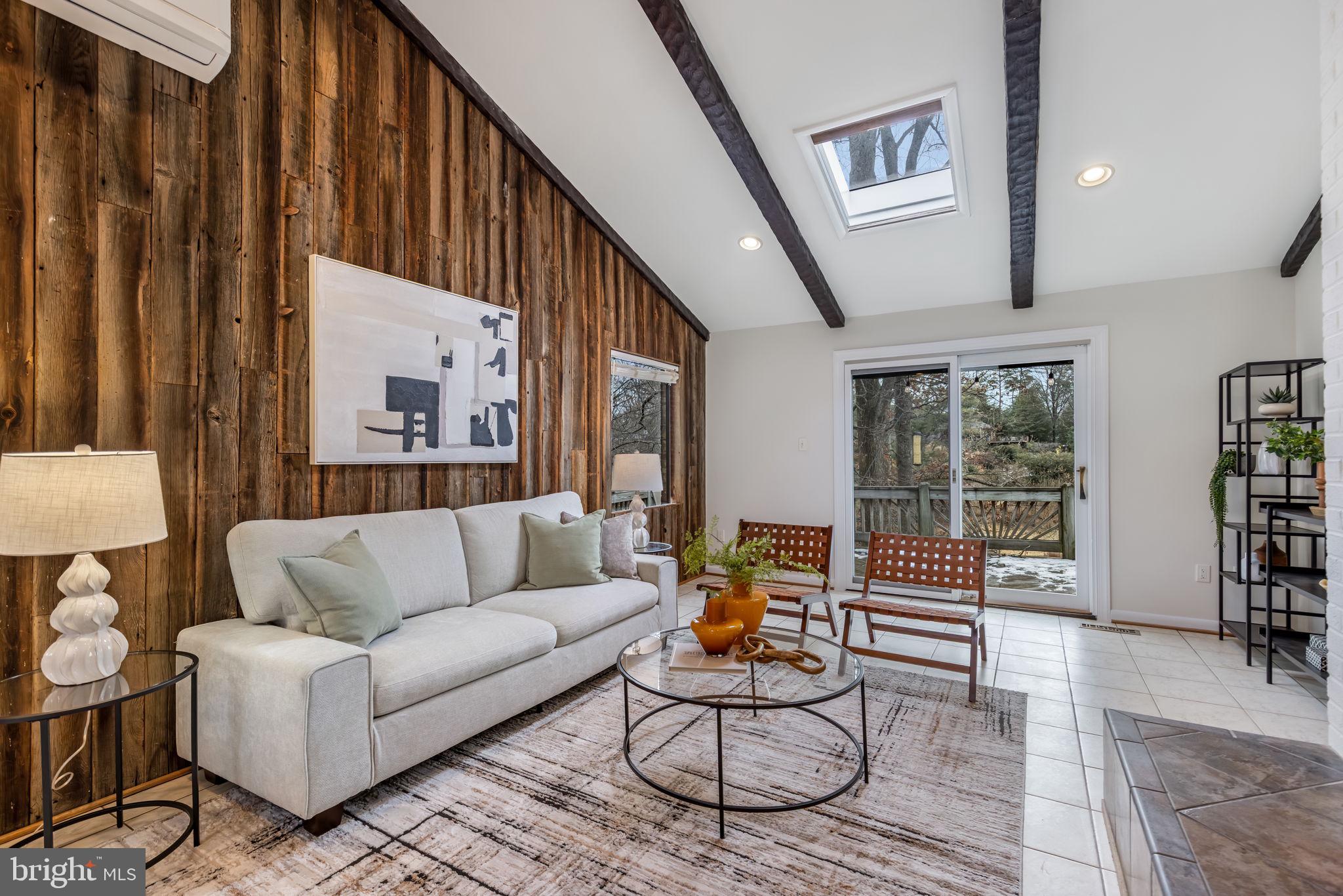 LAKE BARCROFT - Residential