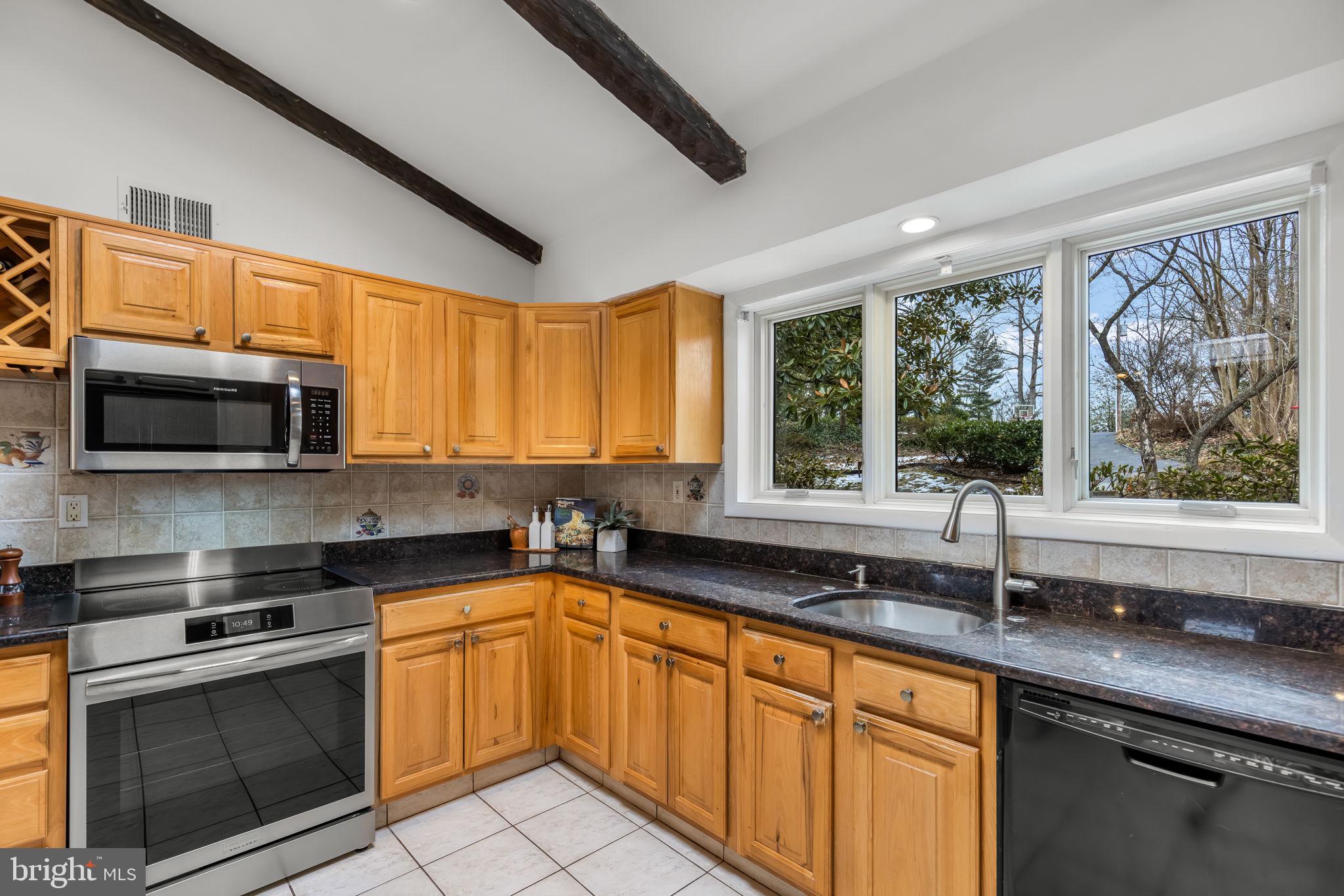 LAKE BARCROFT - Residential