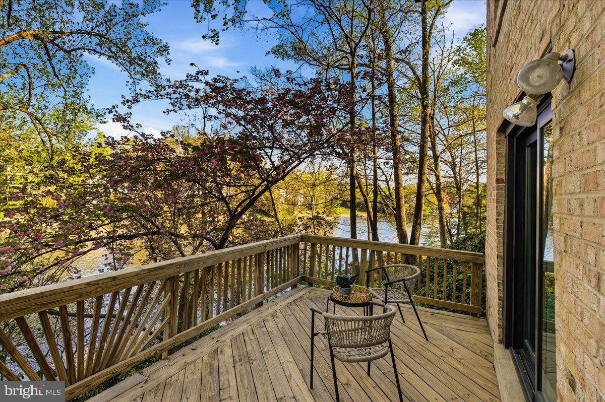 LAKE BARCROFT - Residential