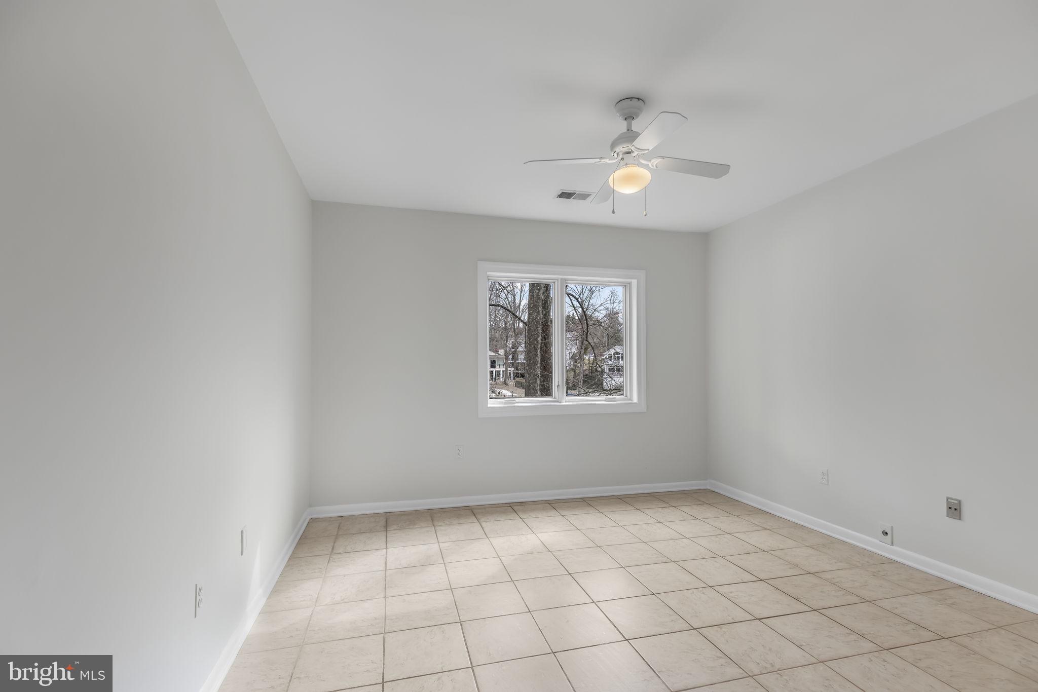 LAKE BARCROFT - Residential