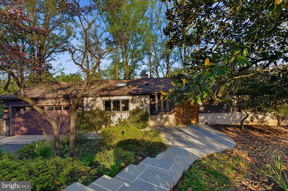 LAKE BARCROFT - Residential