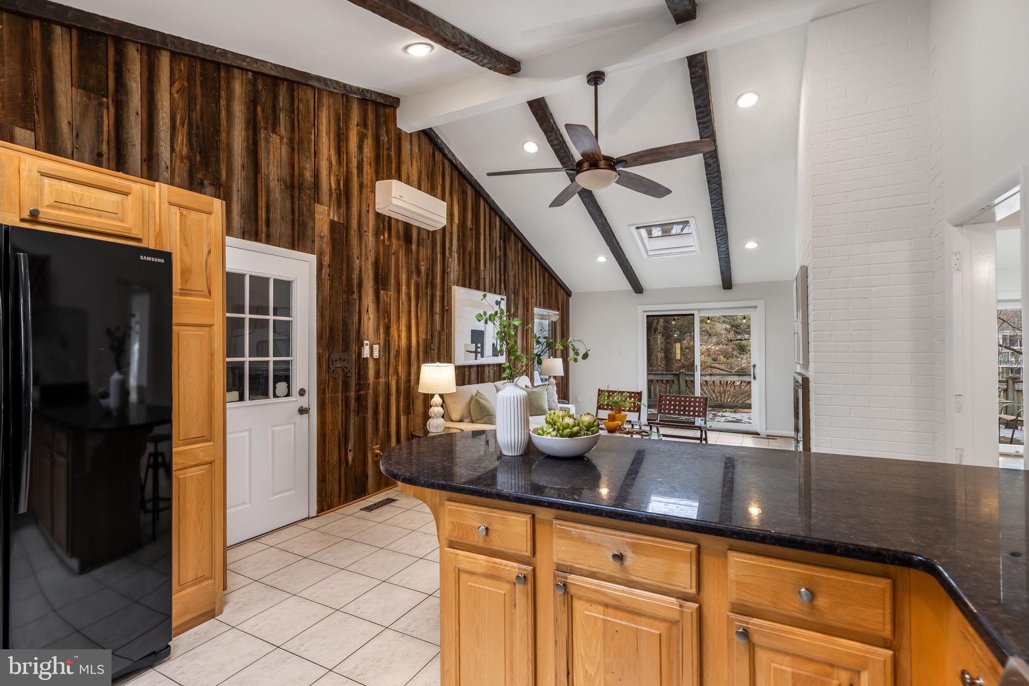 LAKE BARCROFT - Residential