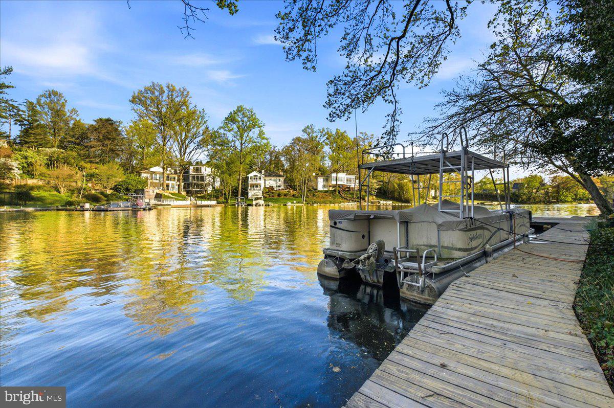 LAKE BARCROFT - Residential