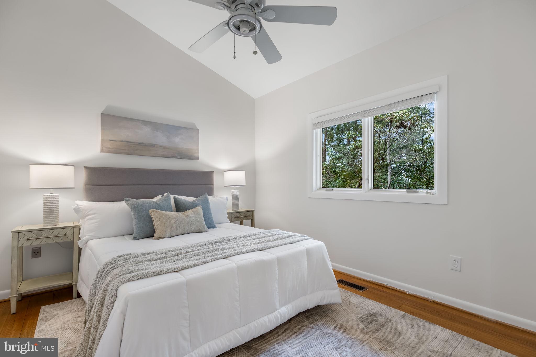 LAKE BARCROFT - Residential