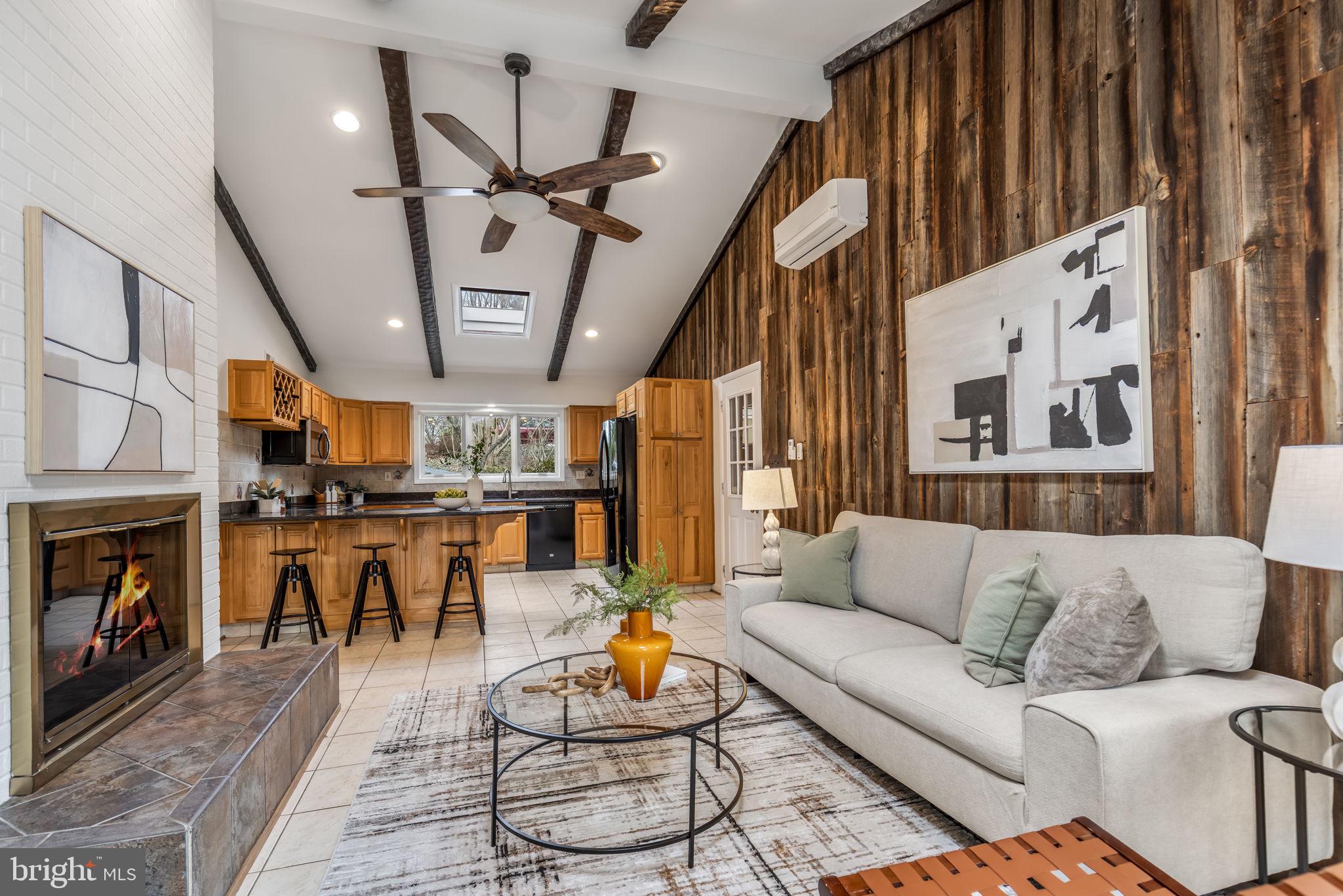 LAKE BARCROFT - Residential