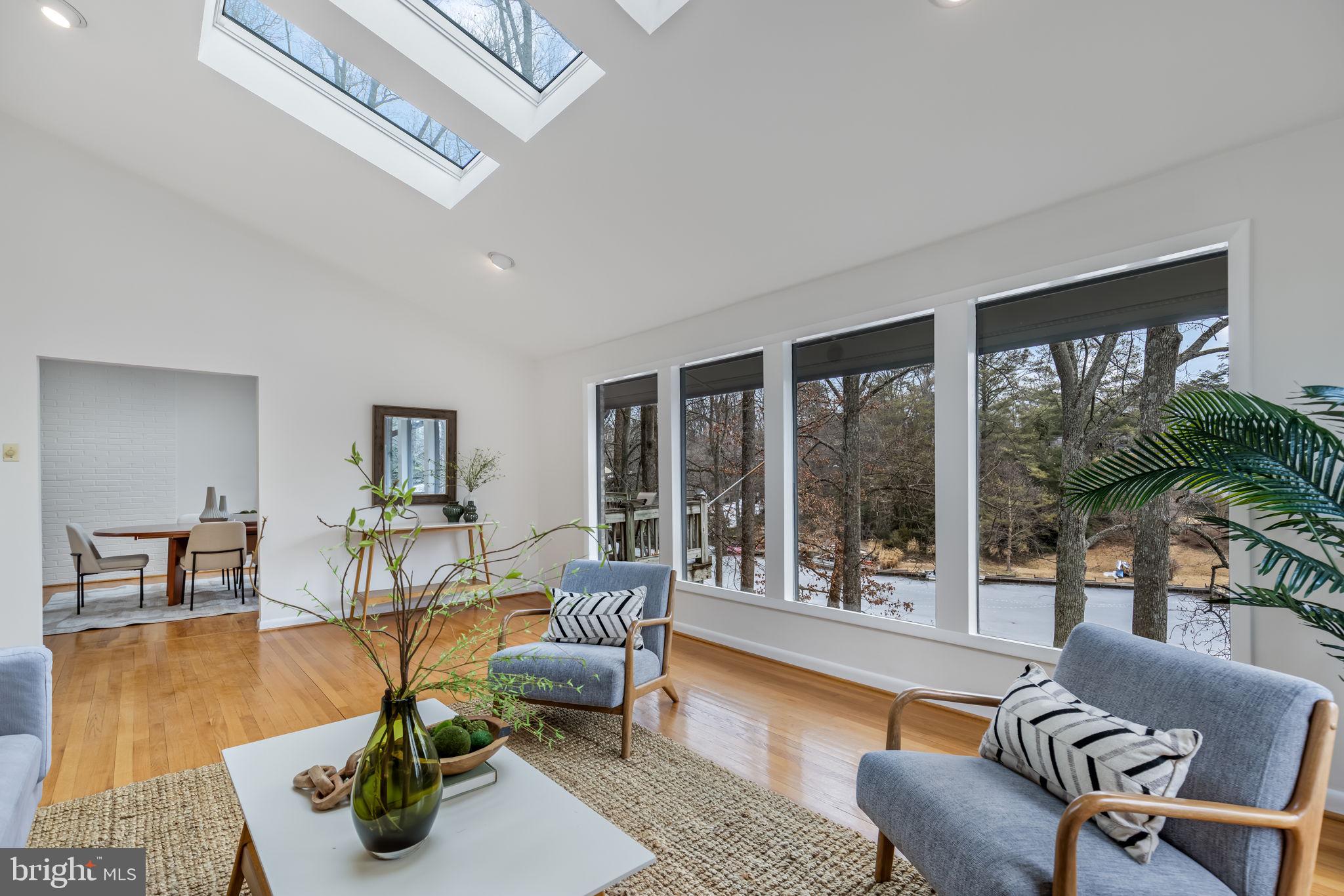 LAKE BARCROFT - Residential