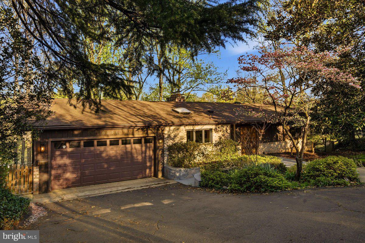 LAKE BARCROFT - Residential