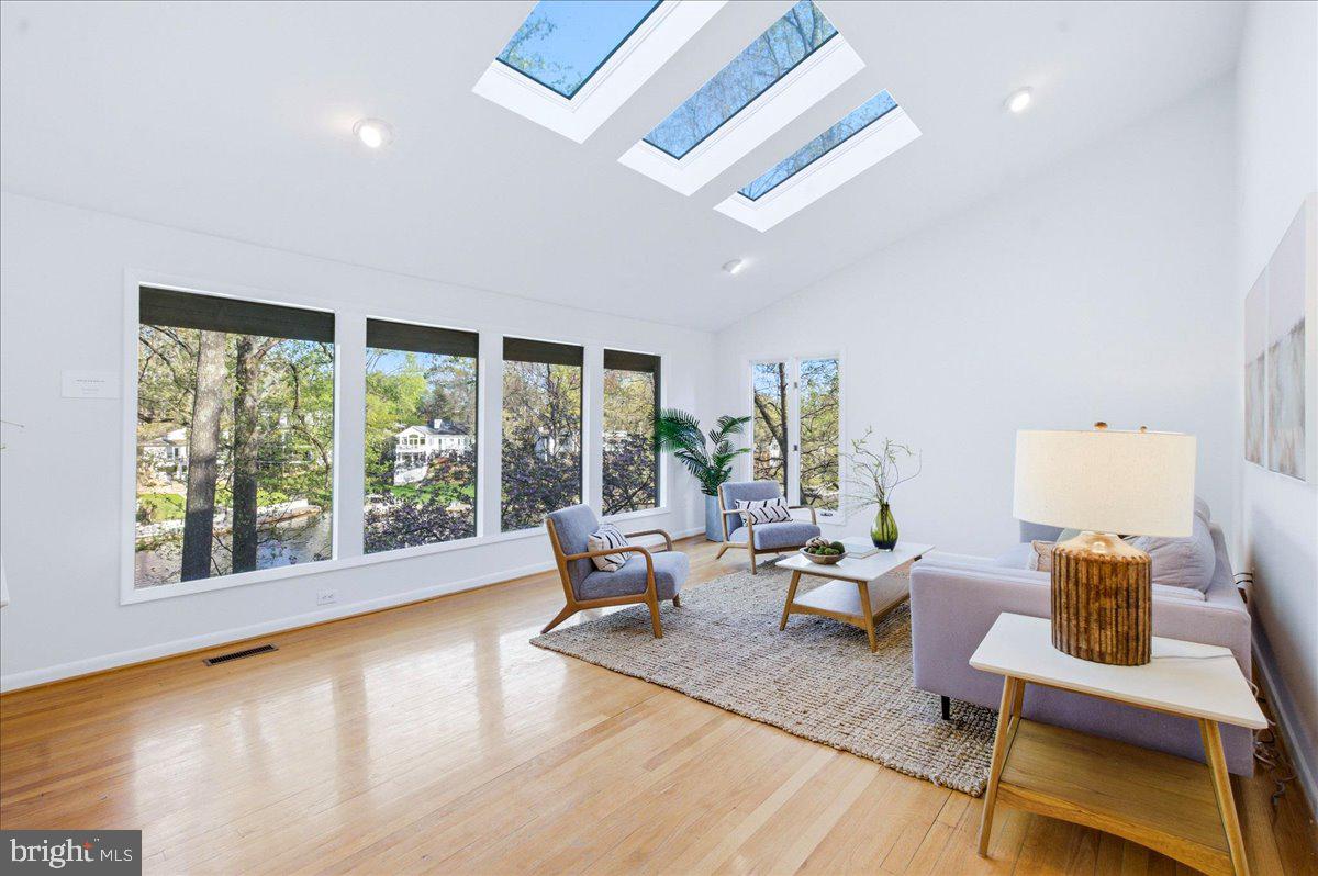 LAKE BARCROFT - Residential