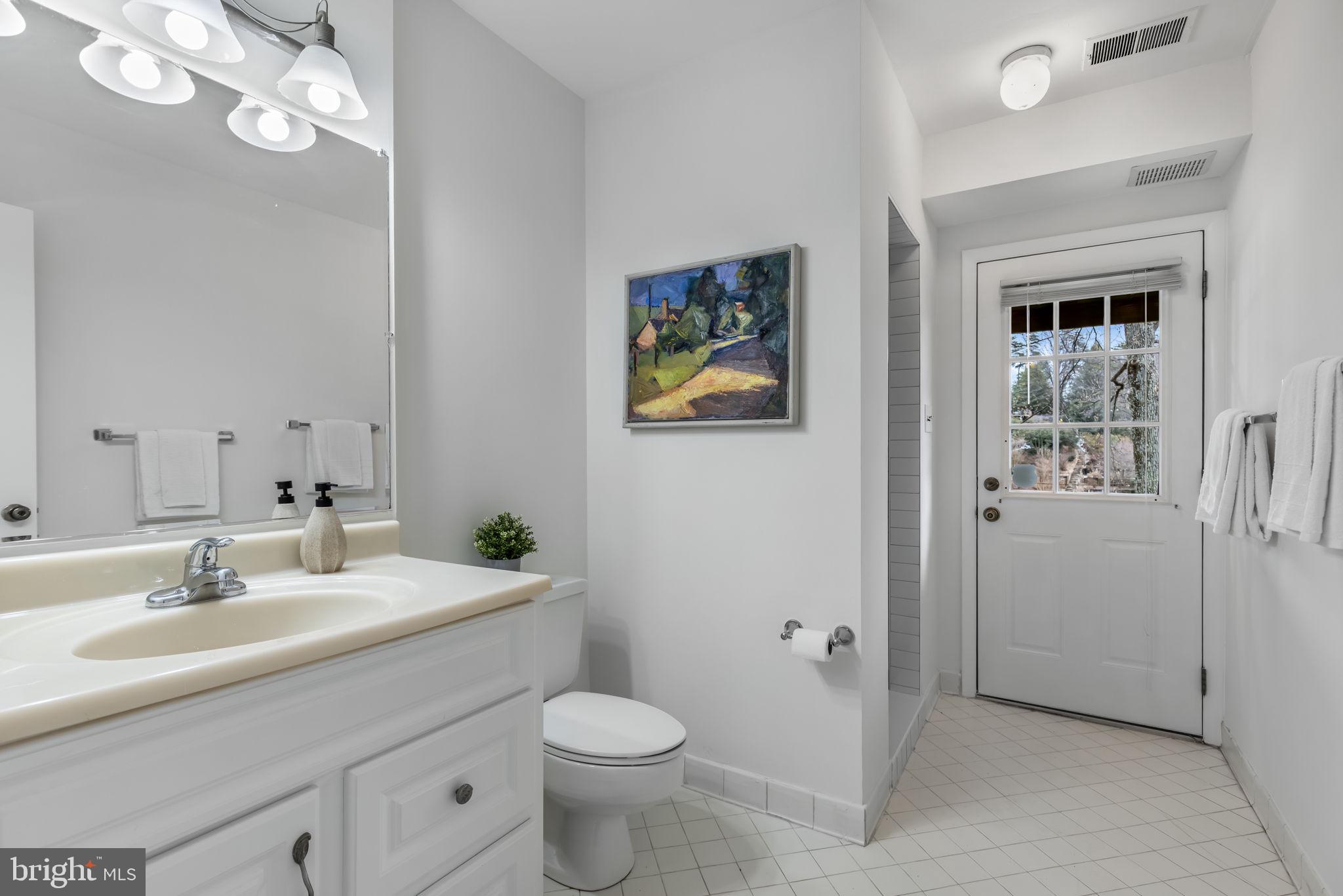 LAKE BARCROFT - Residential