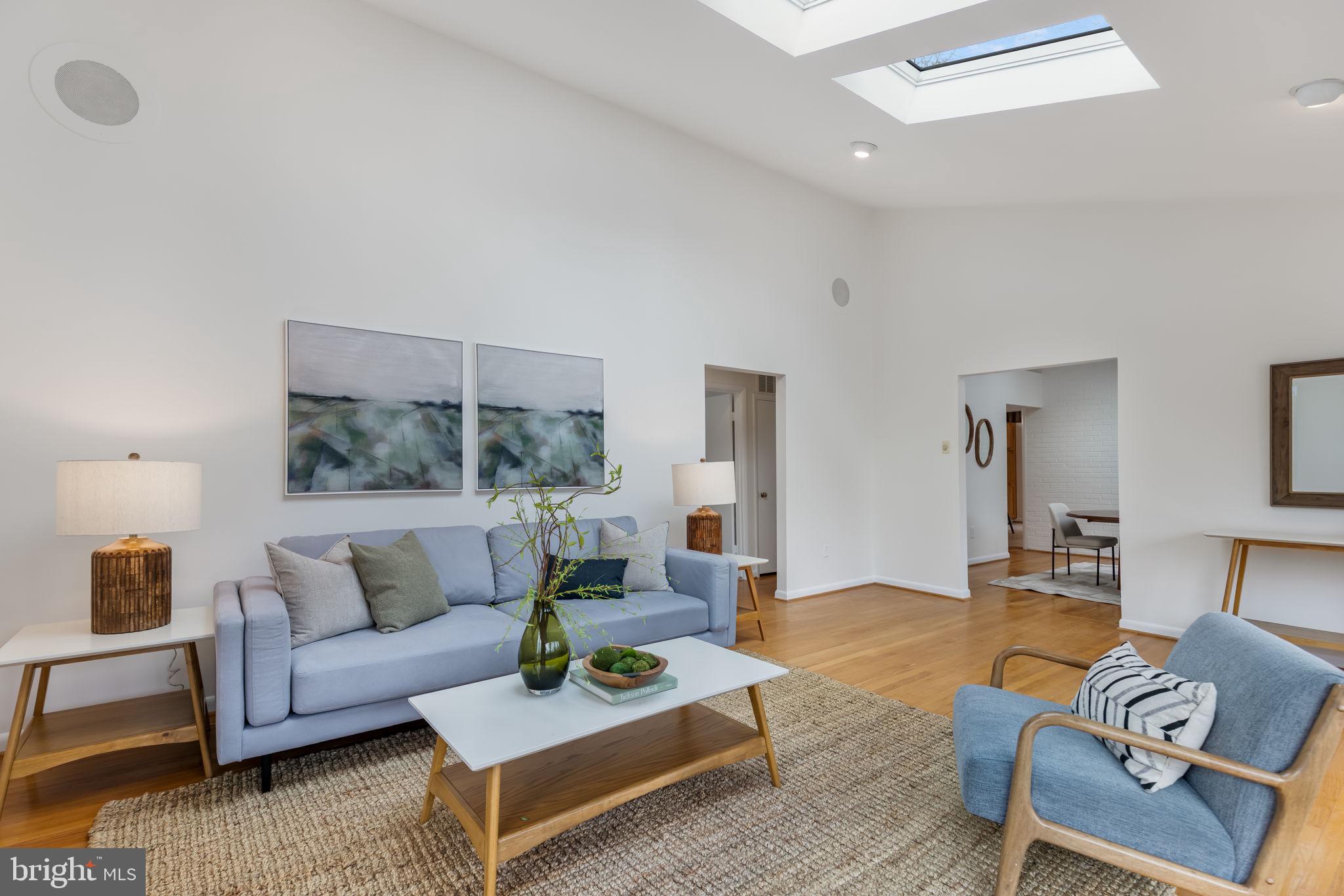 LAKE BARCROFT - Residential