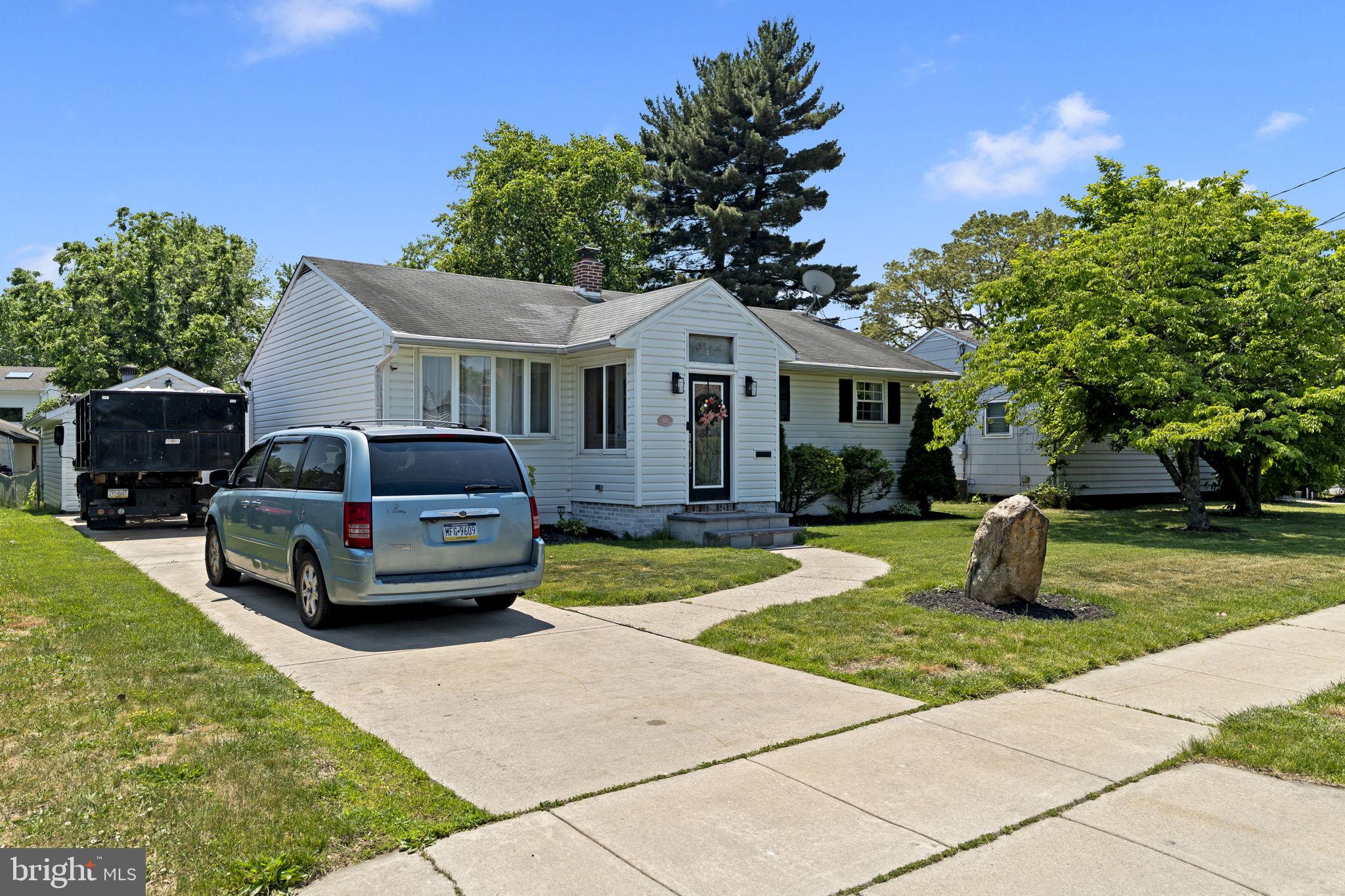 302 W HENRY STREET