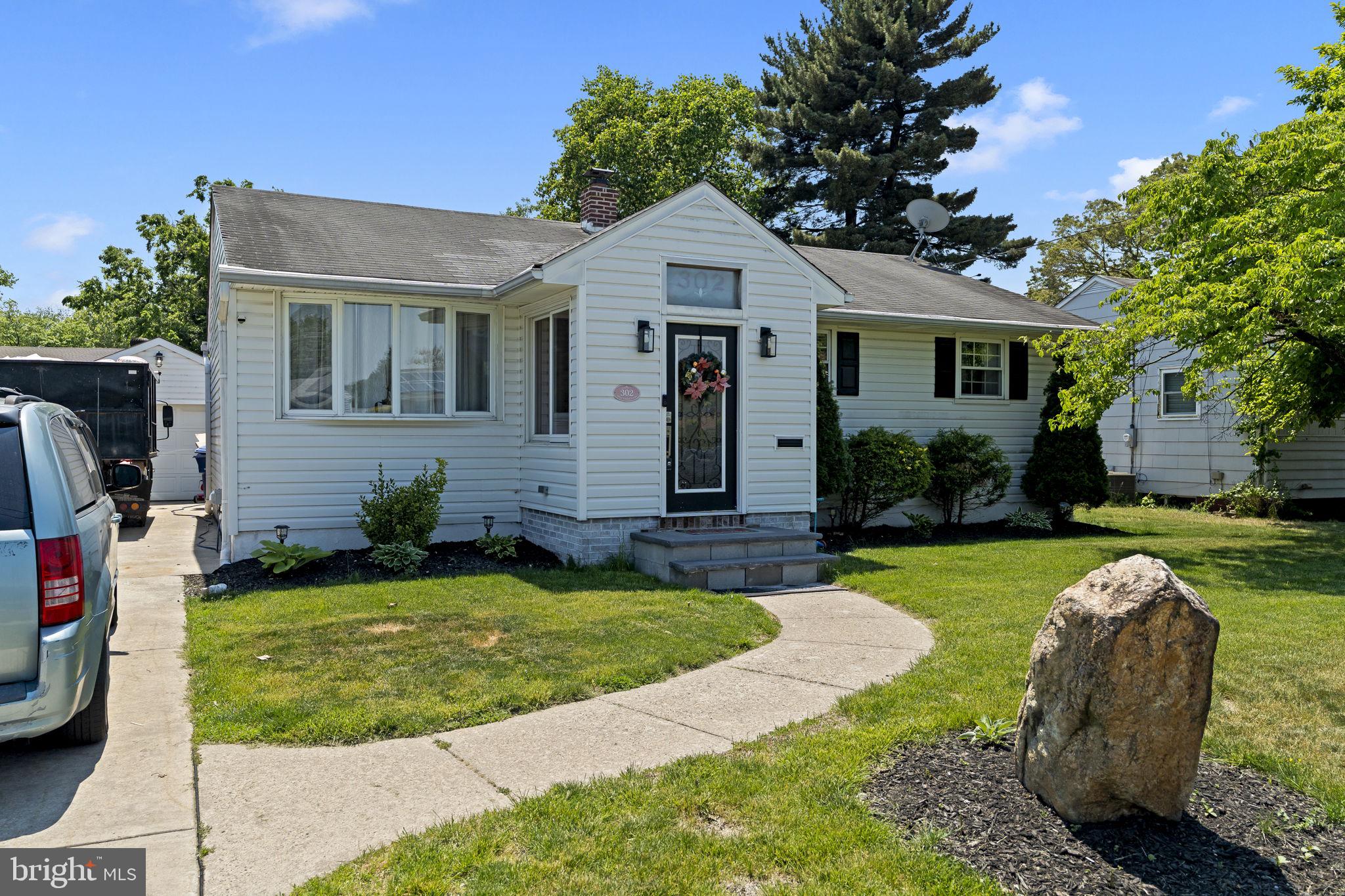 302 W HENRY STREET