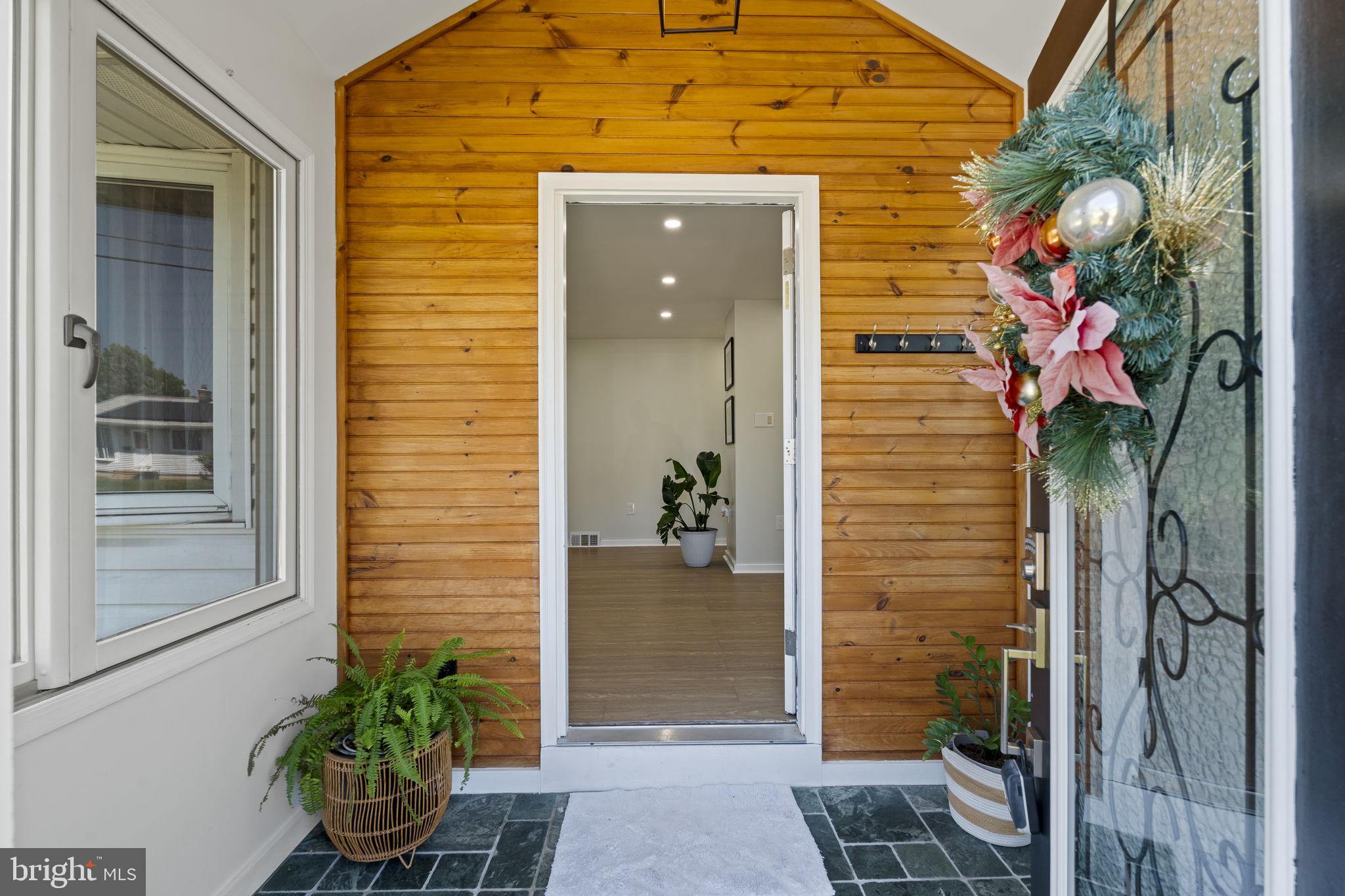 302 W HENRY STREET