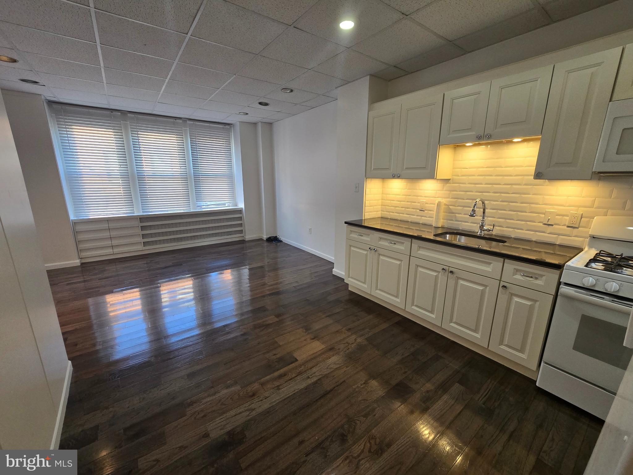 QUEEN VILLAGE - Residential Lease