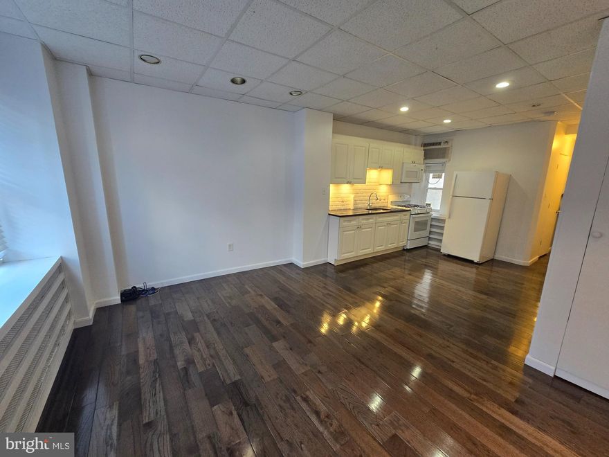 A charming one-bedroom, one-bath apartment is located on the 2nd floor in the highly desirable Queen Village neighborhood of South Philadelphia. Enjoy a short and easy walk to the vibrant shops and restaurants on South Street, as well as the scenic Washington Square Park. This apartment offers a perfect blend of comfort and convenience in one of Philadelphia’s most sought-after areas. Schedule a viewing today!