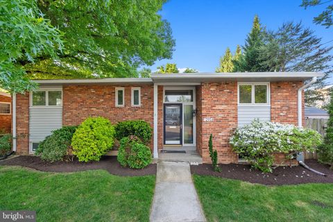 Photo of 2954 Viewpoint Road, ALEXANDRIA, VA 22314 (MLS # VAAX2059862)