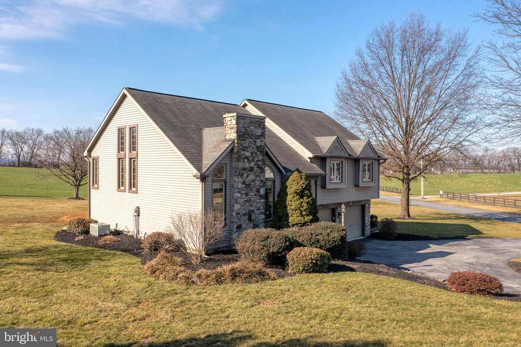 Photo of 806 UNION SCHOOL RD, MOUNT JOY, PA 17552 (MLS # PALA2030640)