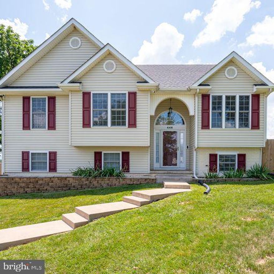 Welcome to your dream home! This well maintained 5 bedroom, 3 bathroom split foyer is nestled on a generous lot, offering ample space and a serene setting for your family. With its desirable features and location, and an above ground pool, this property is perfect for those seeking both comfort and outdoor enjoyment.  Spread across two levels, offering 2 owner suites and 3 full baths.  ***NO HOA***
Do not miss this opportunity.  Schedule your showing today.