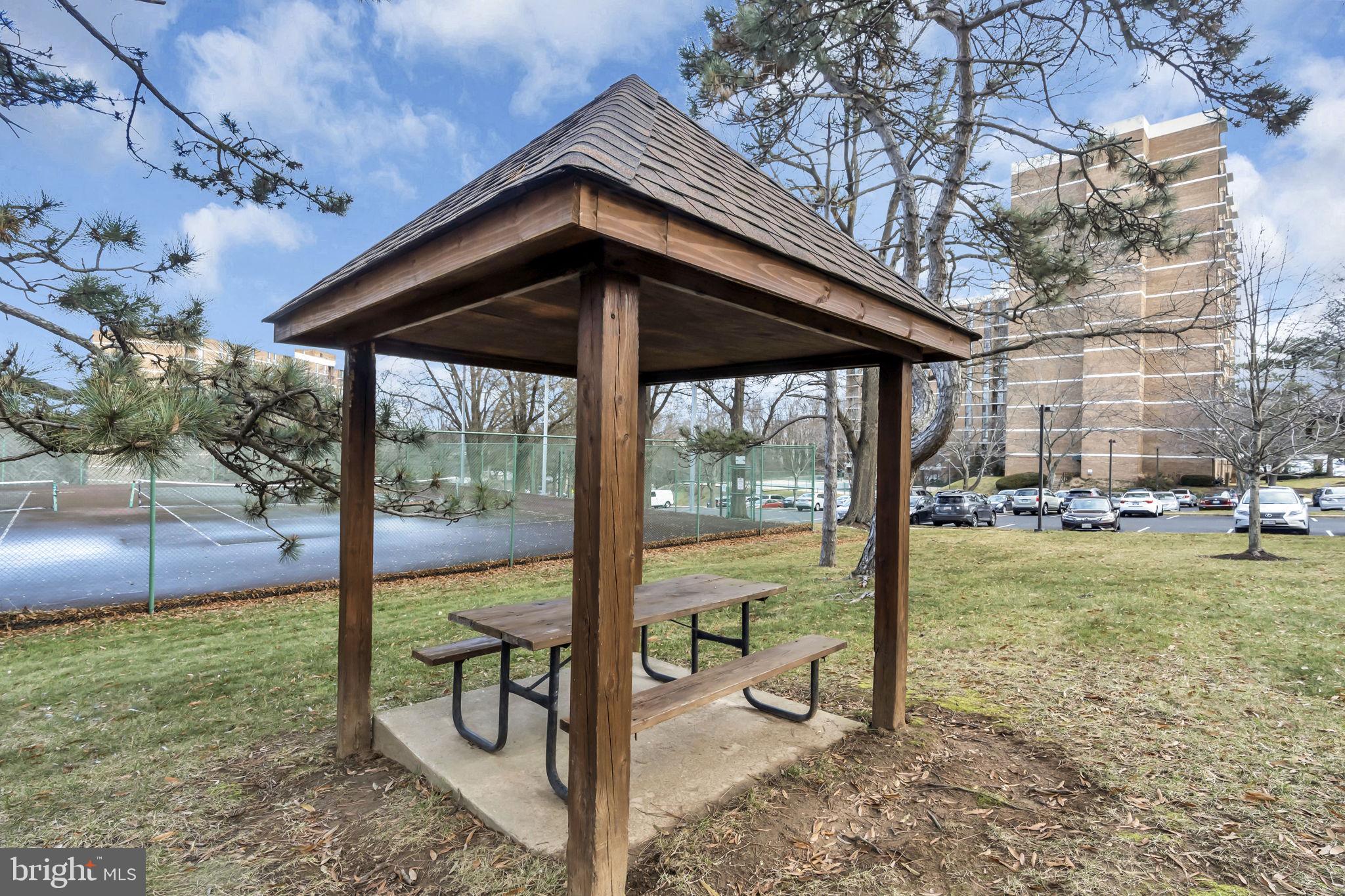 IDYLWOOD TOWERS CONDO - Residential