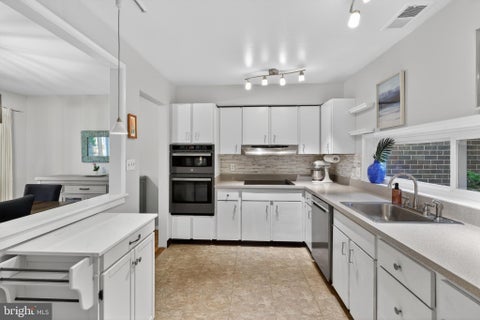 Photo of 11519 Links Drive, RESTON, VA 20190 (MLS # VAFX2292142)