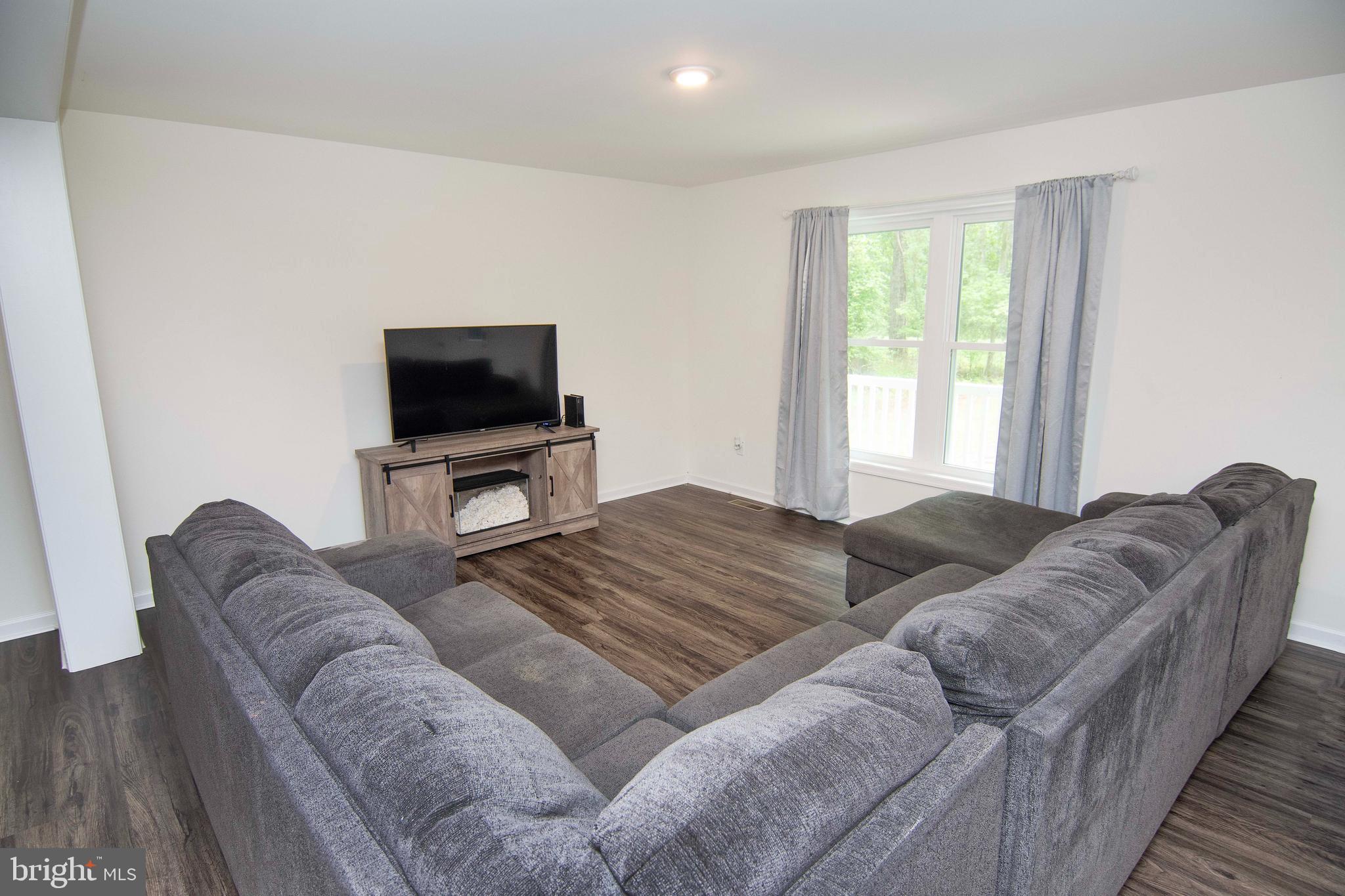 CAPTAIN'S COVE - Residential