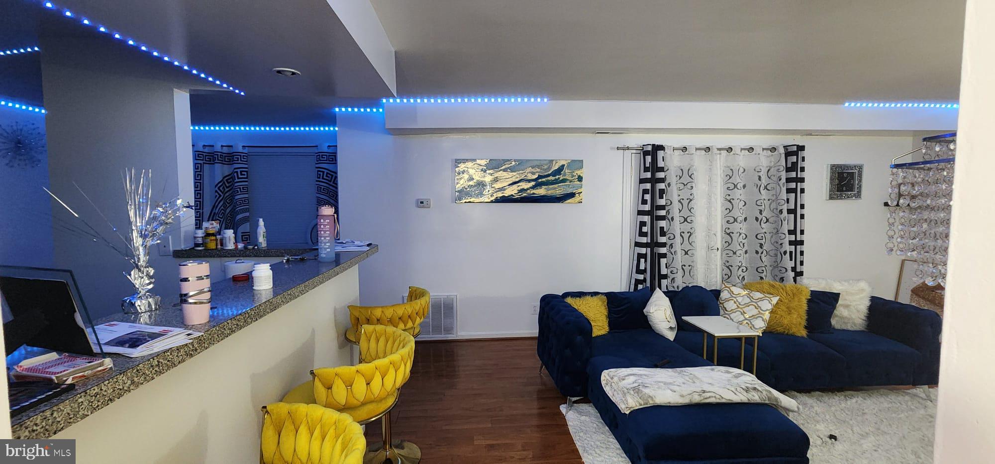 Beautifully updated. Shows well with the gleaming floor , 2 bedrooms, 2 bathrooms, large living room and dinning room - open floor plan. In good location.
Tenant just vacated, go and show. Viewing by appointment only. Turn off all lights. Thank you.