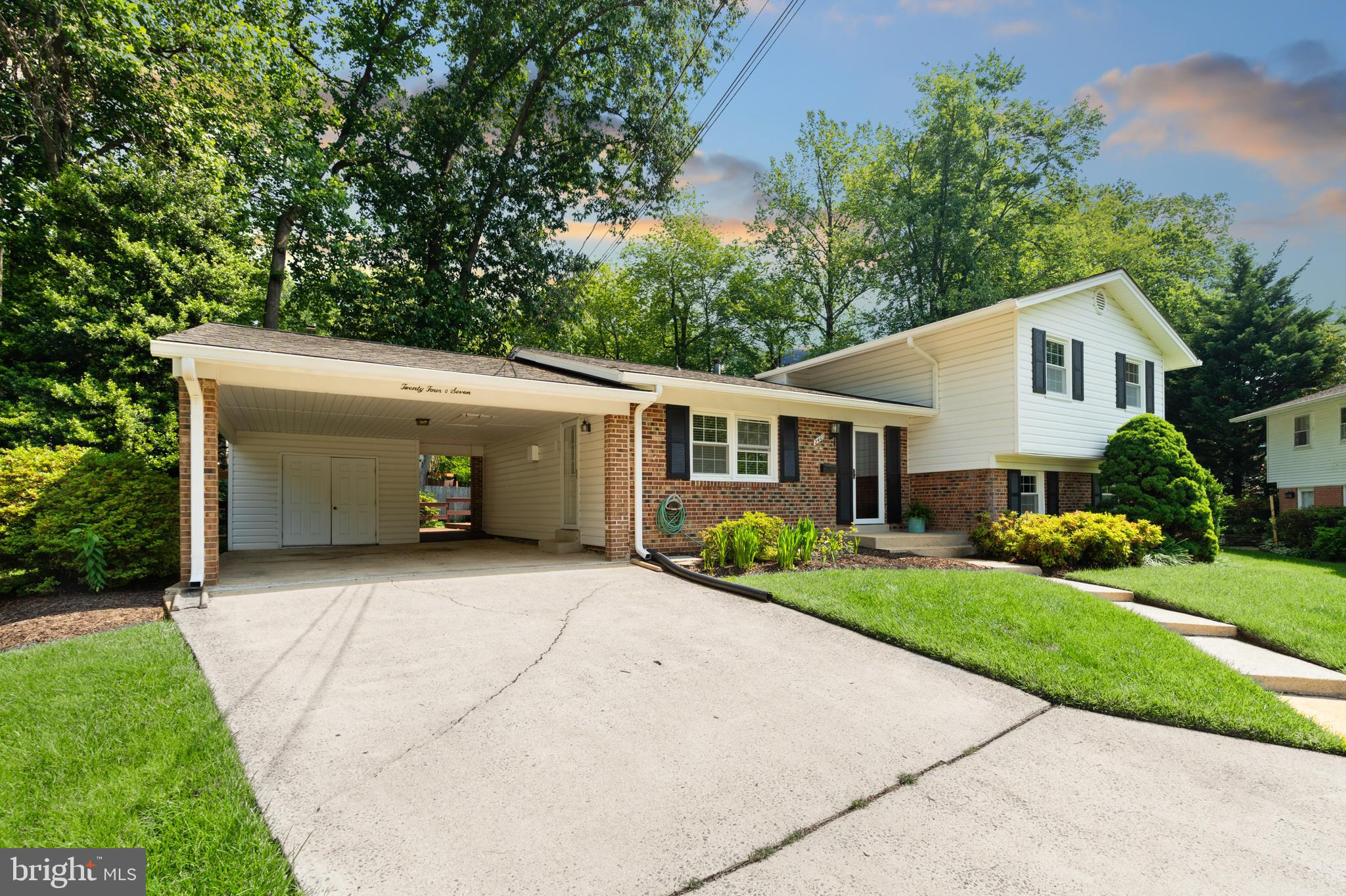 2407 GARNETT COURT