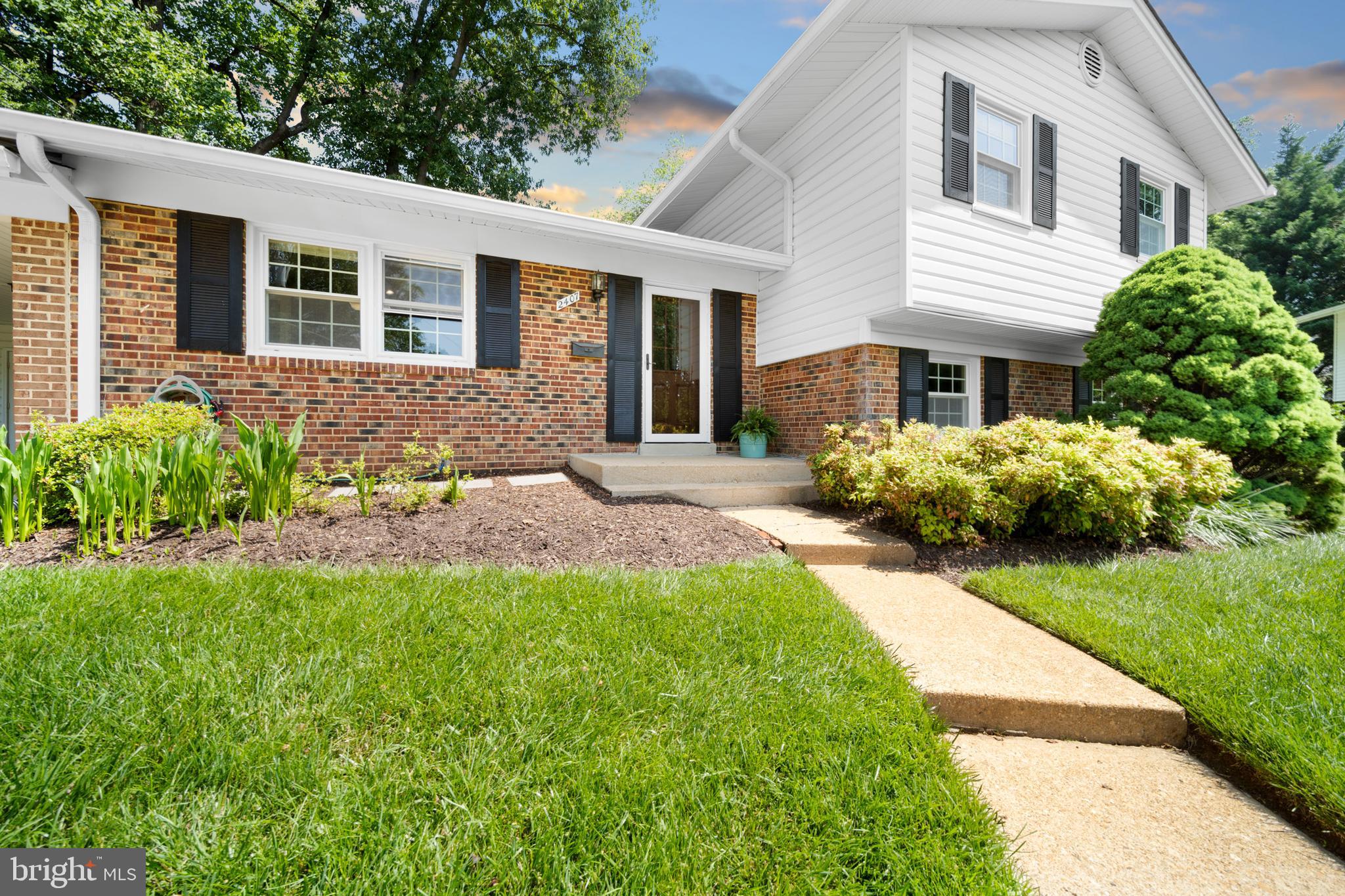 2407 GARNETT COURT